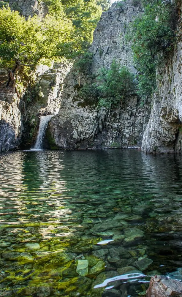 Samothrace vacances d'été randonnée dans les cascades et les piscines naturelles