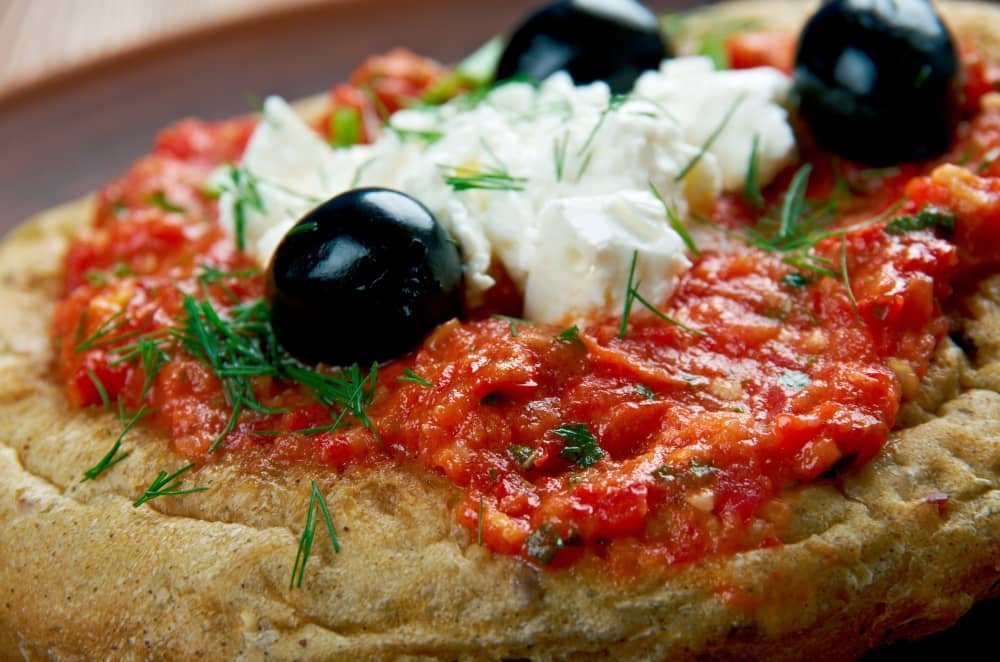 Dakos - tranche de pain garnie de tomates Dakos tranche de pain garnie de tomates