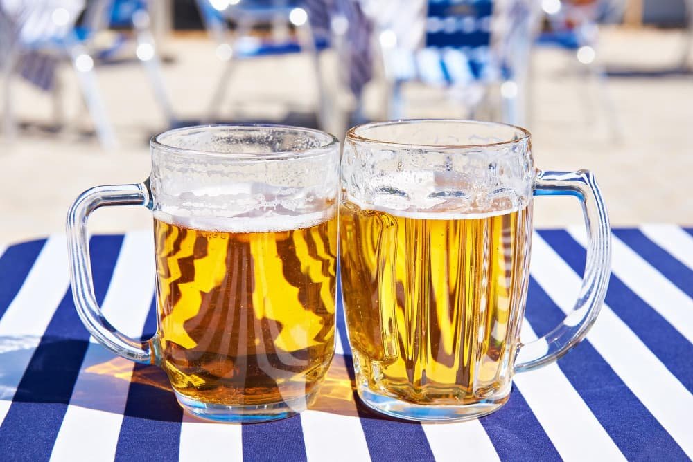 Deux chopes de biere sur une table
