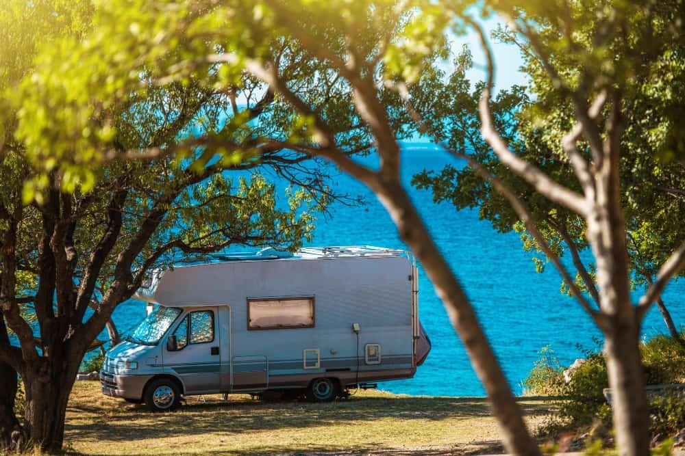 Lieu de camping pour camping cars sur le front de mer