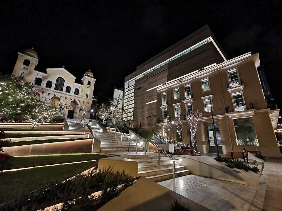 Eglise saint Spyridon et le musée art moderne et contemporain Goulandrís