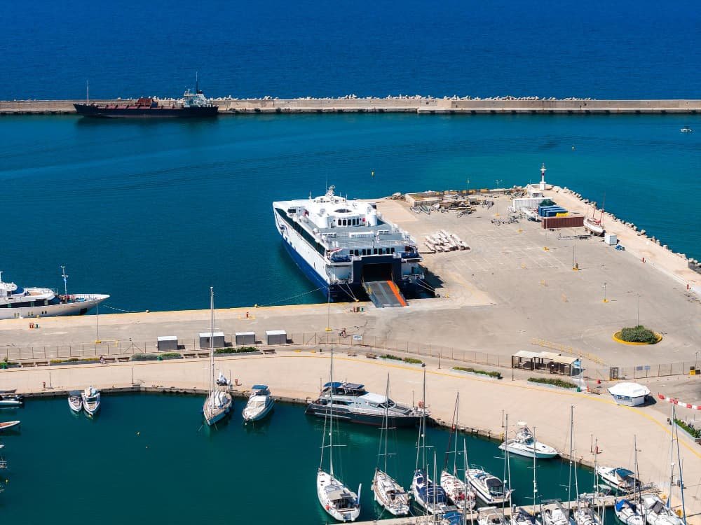 Ferry dans la marina en Crete Ferry dans la marina en Crete