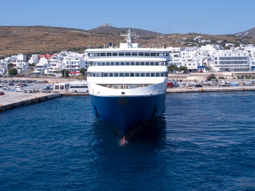 Grand bateau de croisière dans le port maritime