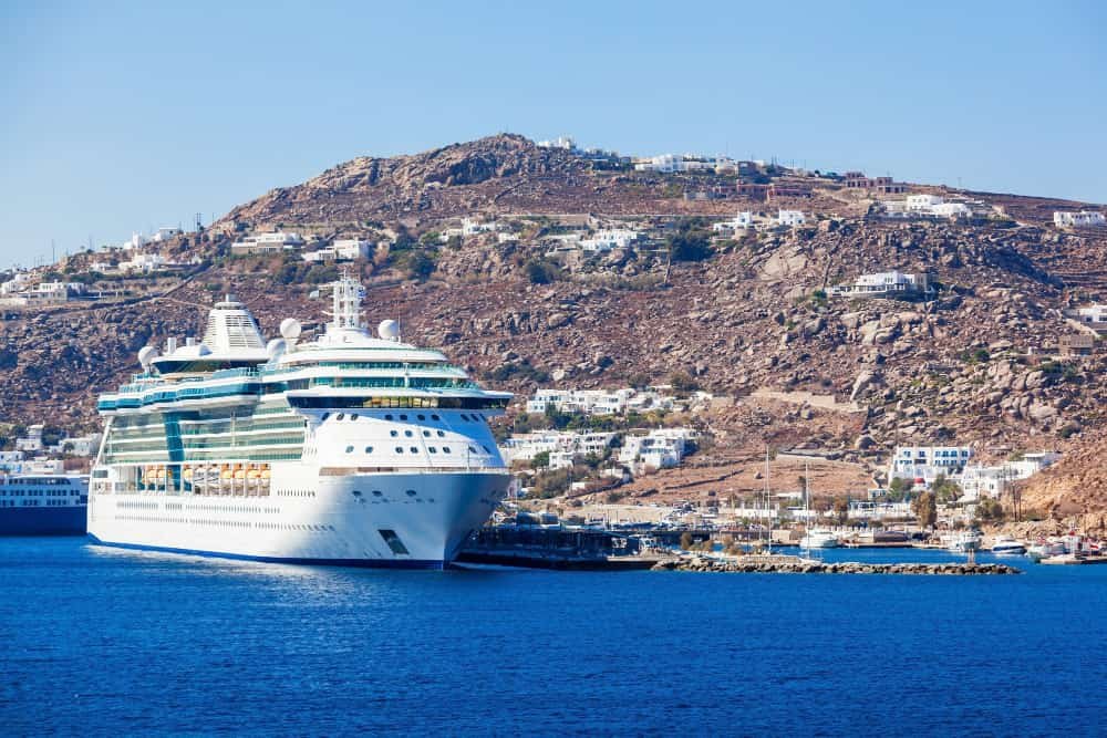 Bateau de croisière près de Mykonos